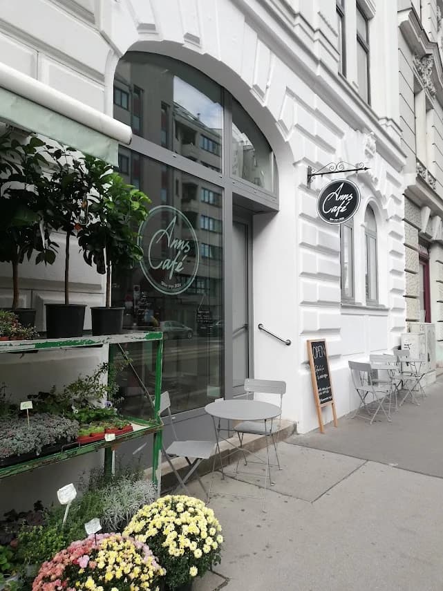 Außenansicht von Anns Café in der Hormayrgasse mit Schild und Blumen vor dem Eingang