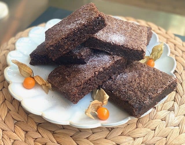 Brownies mit Physalis auf einem weißen Teller